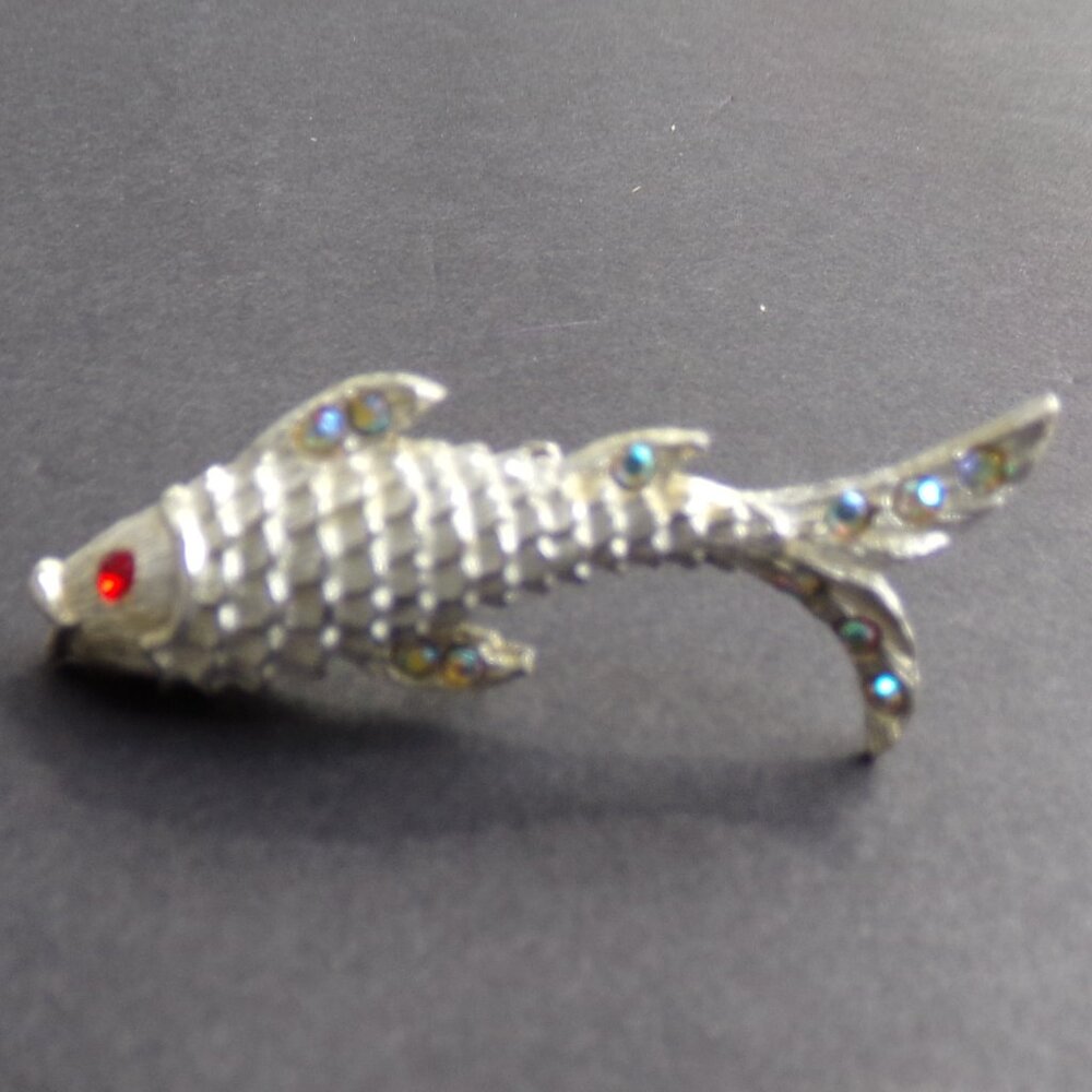 Adorable Silver Tone Fish Jewelry Pin Brooch